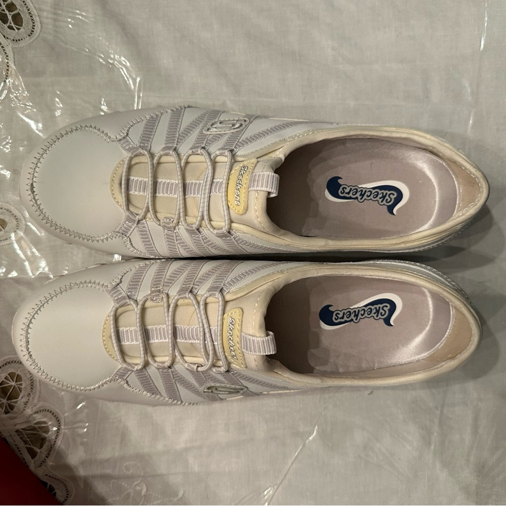 New Skechers women’s White Bikers-Dream Come True Sneakers size 9 in box - Picture 11 of 16